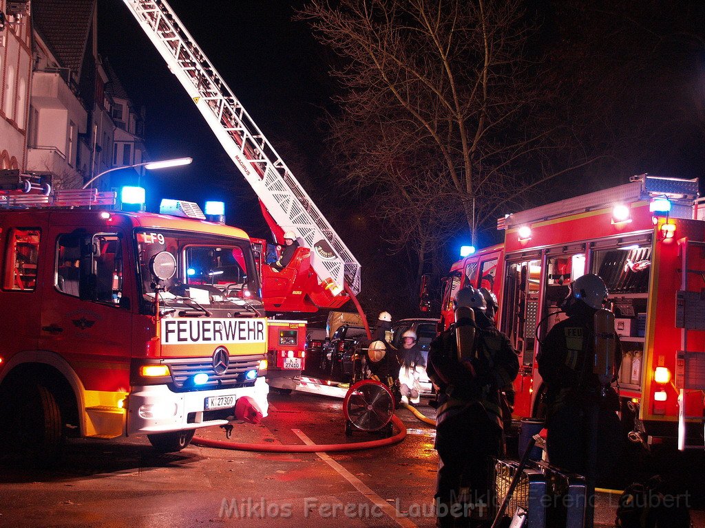 Feuer 3 Dachstuhlbrand Koeln Muelheim Gluecksburgstr P200.JPG